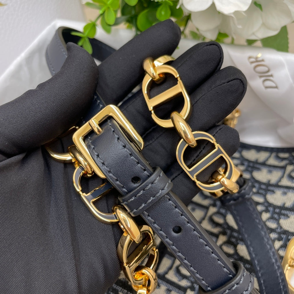 Seddle 30 Montaigne Avenue Women Bag