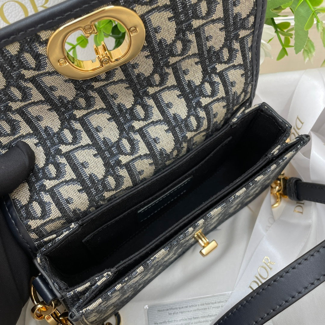 Seddle 30 Montaigne Avenue Women Bag